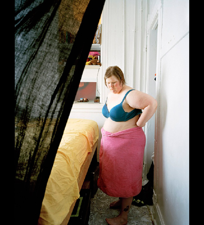 Nữ nhiếp ảnh gia người New York (Mỹ) Jen Davis lại tìm cách thu hút mọi người quan tâm đến các tác phẩm của mình bằng cách tự chụp chính mình trong những shoot hình gợi cảm khi thân hình cô khá mũm mĩm.